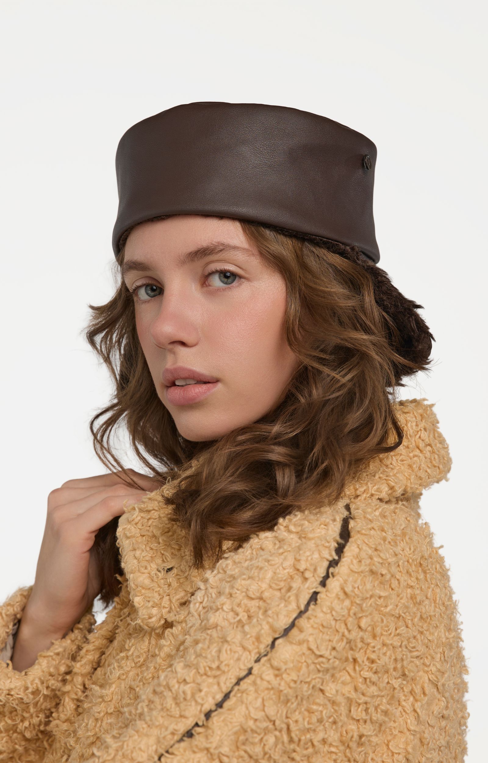 olive-based-leather-hat-brown-womens-balsais-origo-detail